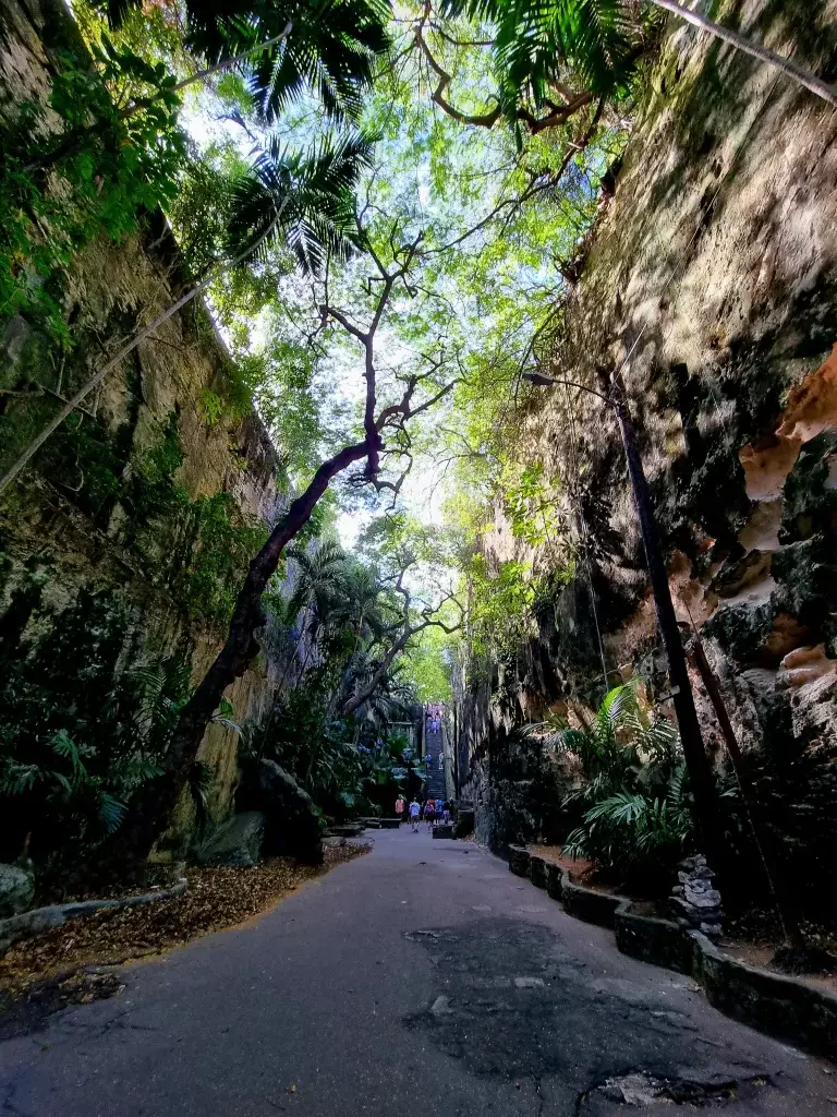 Nassau, Queen's Staircase